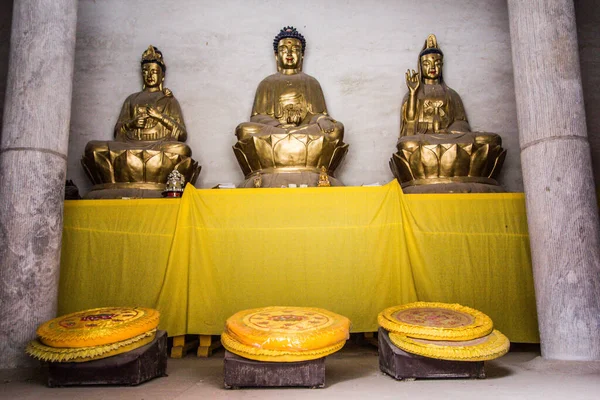 Helligdom Med Gyldne Gudestatuer Taoistisk Tempel - Stock-foto