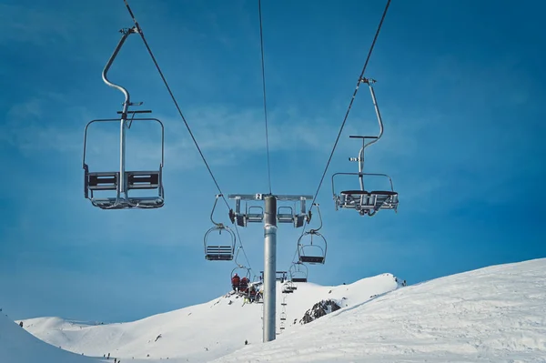 Leerer Skilift Mit Blauem Himmel Und Schneeweißen Bergen — Stockfoto