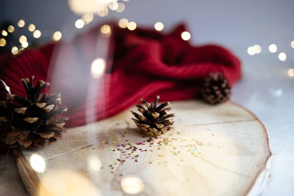 Primer Plano Los Bultos Del Árbol Navidad Luces Tela Roja — Foto de Stock