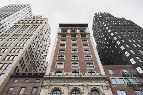 纽约市一座高耸的棕色建筑物的低角照片 — 图库照片