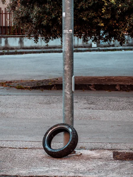 Vertical Shot Old Tire Rusty Metal Pole Naples Italy — Stock Photo, Image