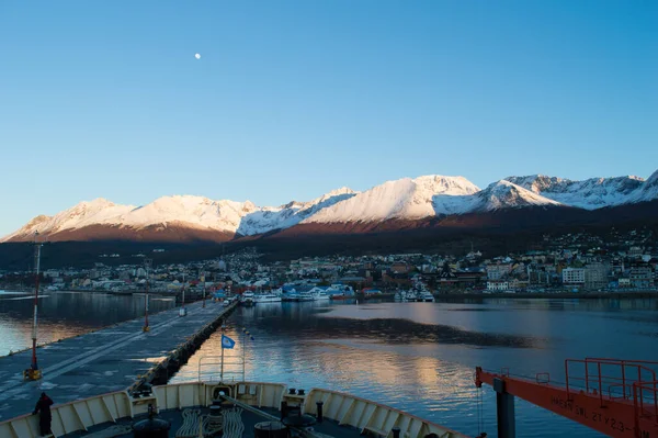 Low Angle Shot Port Buildings Mountains Ushuaia Argentina — Stock Photo, Image