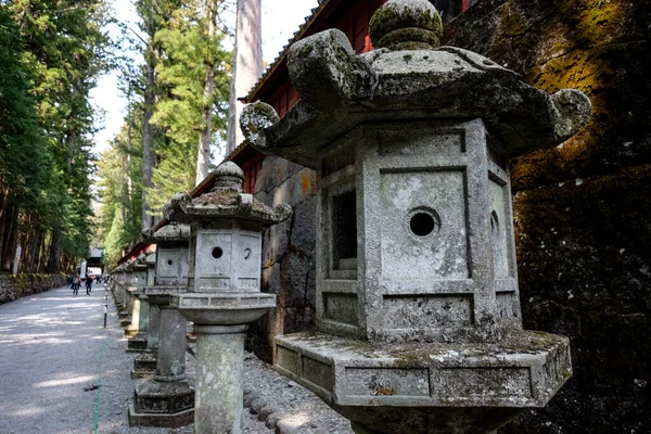 日本の神社にある鉄塔やコンクリート製の提灯の列 — ストック写真