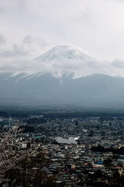 Plano Vertical Hermosa Montaña Fuji Cubierta Nieve Sobre Japón —  Fotos de Stock