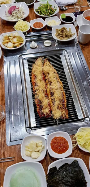 Tiro Vertical Alto Ângulo Churrasco Coreano Com Lados Molhos Restaurante — Fotografia de Stock