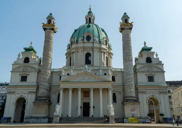 Piękne Zdjęcie Barokowego Kościoła Karlskirche Znajdującego Się Południowej Stronie Placu — Zdjęcie stockowe