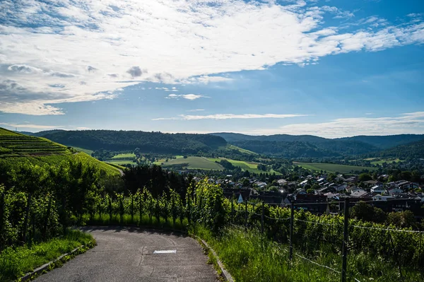 Eine Wunderschöne Landschaft Einer Kleinen Stadt Umgeben Von Bewaldeten Bergen — Stockfoto