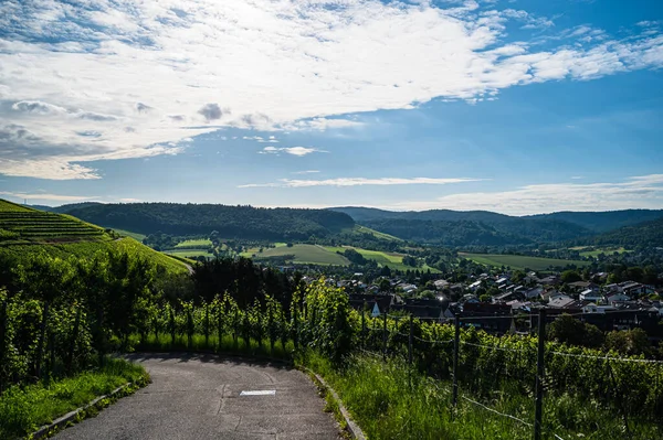 Hermoso Paisaje Una Pequeña Ciudad Rodeada Montañas Boscosas Bajo Cielo — Foto de Stock