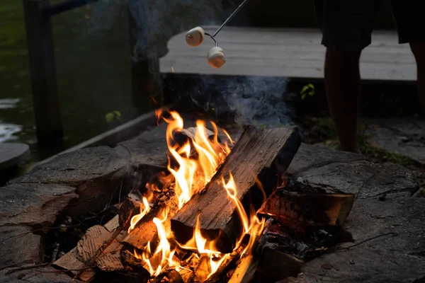 Eine Aufnahme Von Einem Brennenden Lagerfeuer Der Dunklen Atmosphäre — Stockfoto