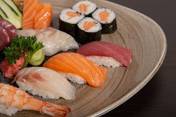 Duże Ujęcie Kąta Pysznego Sushi Owoców Morza Drewnianym Talerzu — Zdjęcie stockowe