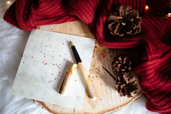 Primo Piano Dossi Albero Natale Luci Tessuto Rosso Una Carta — Foto Stock