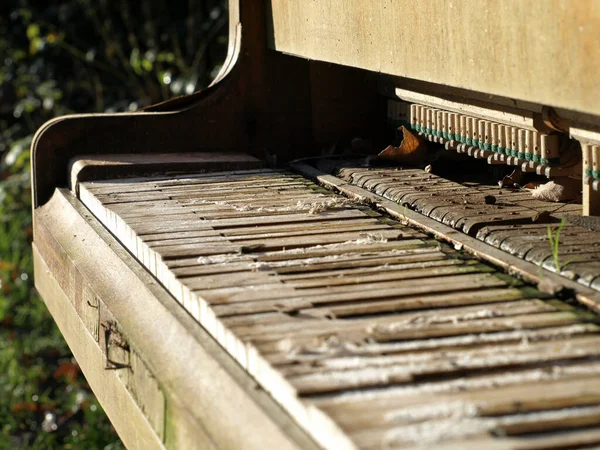 Detailaufnahme Eines Kaputten Alten Klaviers Einem Sonnigen Tag — Stockfoto