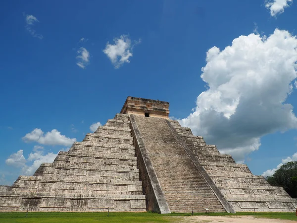 メキシコのエル カスティーリョのピラミッドの閉鎖的なショット — ストック写真