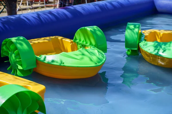 Крупный План Детской Лодки Пластика Резиновом Бассейне — стоковое фото