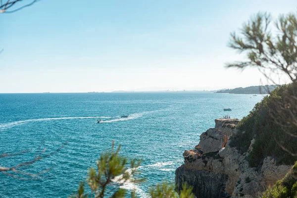 Barcos Navegando Oceano Ondulado Sob Céu Azul — Fotografia de Stock