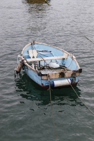Tiro Vertical Velho Barco Pesca Resistido Flutuando Mar — Fotografia de Stock