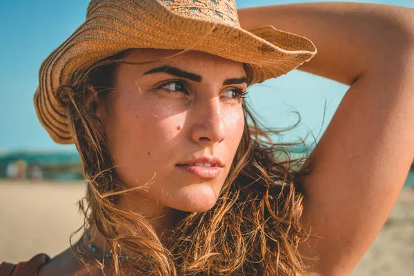 해변에 카우보이 모자를 여성의 포커스 — 스톡 사진