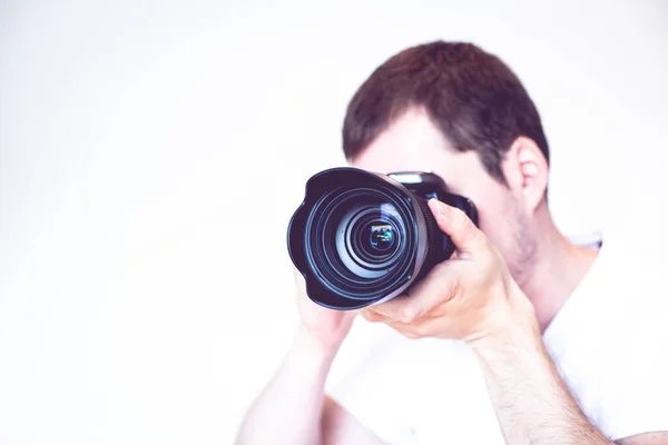 Close Jovem Segurando Uma Câmera — Fotografia de Stock
