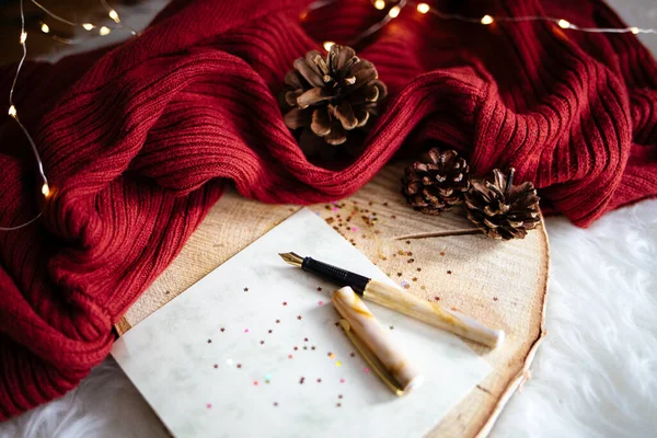 Primer Plano Las Protuberancias Del Árbol Navidad Luces Tela Roja — Foto de Stock