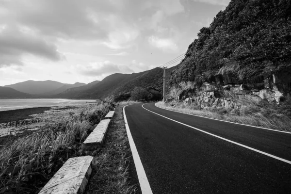 Grayscale Shot Asphalt Road Sea — Stock Photo, Image