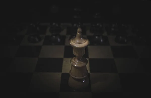 Eine Schachfigur Auf Einem Schachbrett Mit Rampenlicht Konzept Des Mutes — Stockfoto