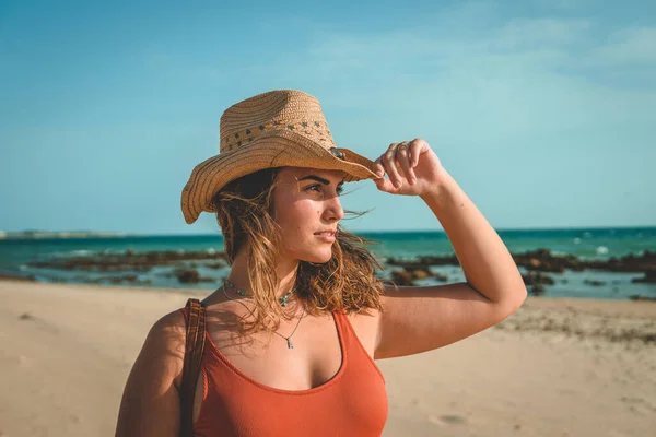 Plano Superficial Una Mujer Europea Con Sombrero Vaquero Playa —  Fotos de Stock