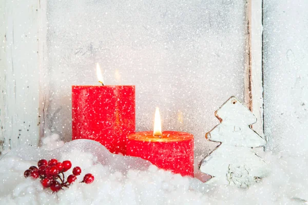 Primer Plano Pequeñas Velas Rojas Encendidas Sobre Fondo Gris Ambiente —  Fotos de Stock