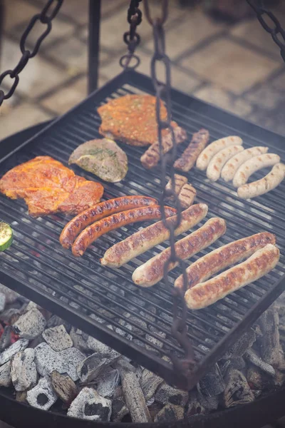 Eine Vertikale Aufnahme Von Köstlichem Fleisch Und Würstchen Auf Einem — Stockfoto