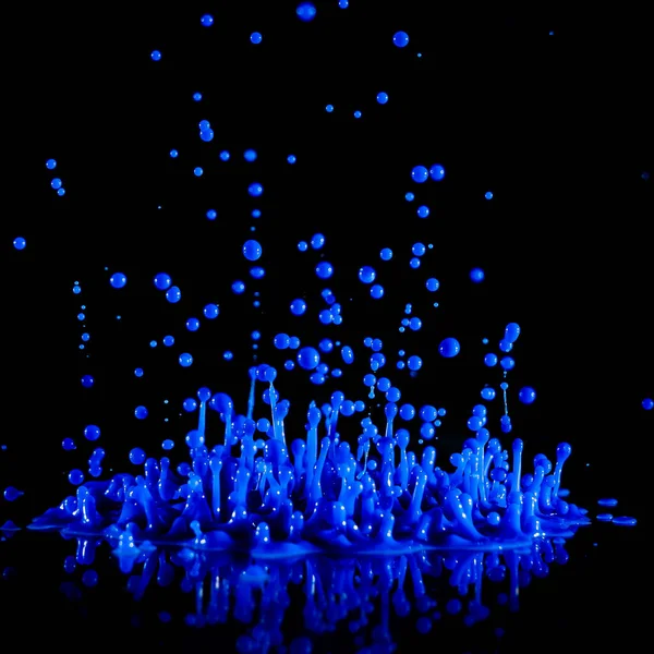 Крупный План Брызг Неоновой Синей Краски — стоковое фото