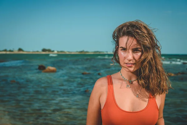 Krásná Evropská Fenka Oranžovými Plavkami Pózující Pláži — Stock fotografie