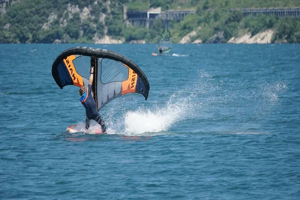 Malcesina Itália Jul 2020 Surfista Folha Asa Belo Lago Garda — Fotografia de Stock