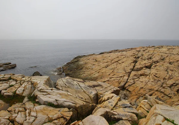 Mare Che Circonda Scogliere Coperte Dalla Nebbia Durante Giorno Ottimo — Foto Stock