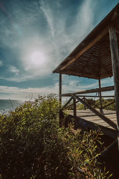 Ένα Ξύλινο Κατάστρωμα Θέα Ένα Ήσυχο Γαλήνιο Θαλάσσιο Τοπίο — Φωτογραφία Αρχείου