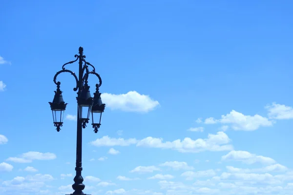 Tiro Ângulo Baixo Uma Luz Rua Abaixo Céu Nublado — Fotografia de Stock