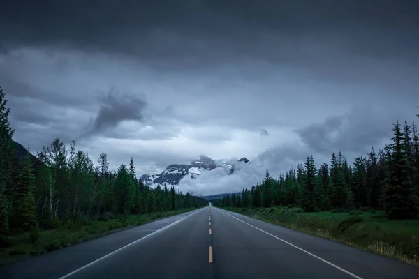 Une Autoroute Travers Les Montagnes Orageuses Alberta Canada — Photo