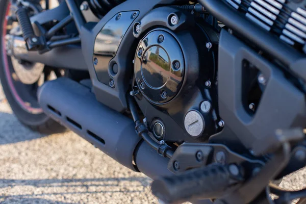 Detailní Záběr Motorového Detailu Černé Motocyklu Venku — Stock fotografie