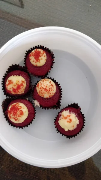 Eine Nahaufnahme Von Lecker Aussehenden Cupcakes Auf Einem Weißen Teller — Stockfoto