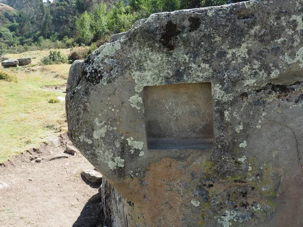 Detailní Záběr Velkého Kamene Malým Vyřezávaným Čtvercem — Stock fotografie