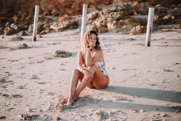 Крупним Планом Знімок Молодої Леді Позує Пляжі — стокове фото