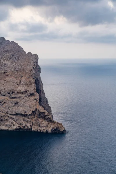 Tiro Vertical Das Falésias Rochosas Sobre Mar Mediterrâneo Maiorca Capturado — Fotografia de Stock