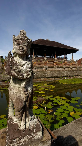 Plano Vertical Una Estatua Religiosa Una Mujer Bali Indonesia — Foto de Stock