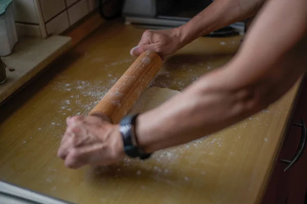 Mise Point Sélective Une Femelle Déroulant Pâte Avec Rouleau Pâtisserie — Photo