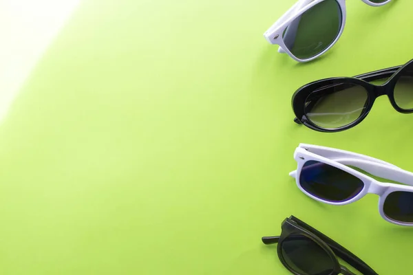 Stilvolle Schwarz Weiße Sonnenbrille Auf Schlichtem Grünem Hintergrund Sommer — Stockfoto
