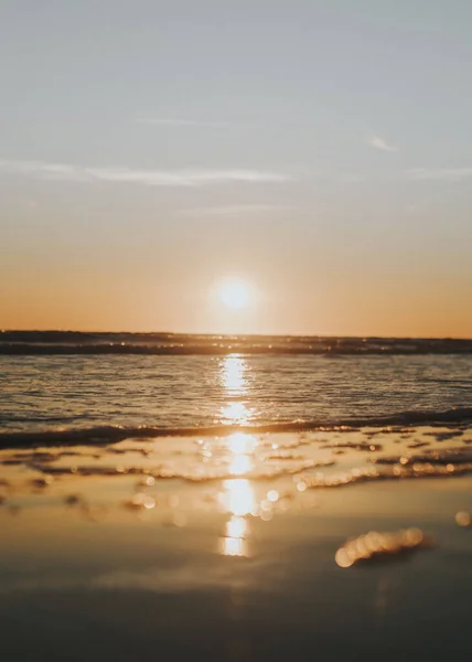 Colpo Verticale Onde Marine Tramonto Visto Attraverso Sabbie Sfocate — Foto Stock