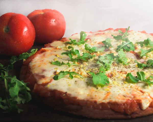 Крупный План Горячей Пиццы Сыром Свежими Помидорами — стоковое фото