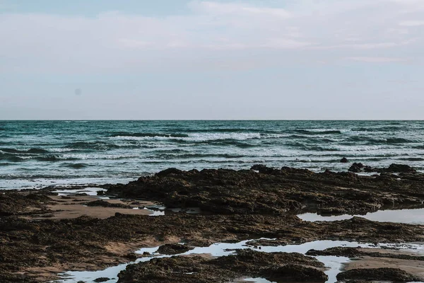 아름다운 바위가 해변이 아래서 놀라운 — 스톡 사진