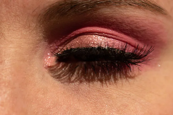 Tiro Close Olho Fechado Uma Fêmea Com Delineador Sombra Rosa — Fotografia de Stock