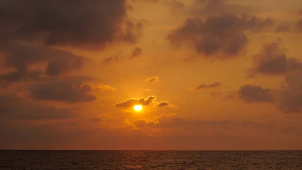 Een Adembenemend Uitzicht Gouden Zonsondergang Golven Van Oceaan — Stockfoto