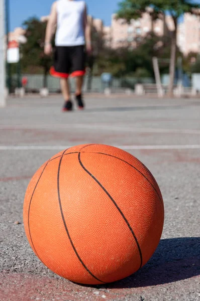 Tiro Enfoque Selectivo Vertical Una Pelota Baloncesto Una Cancha Una — Foto de Stock