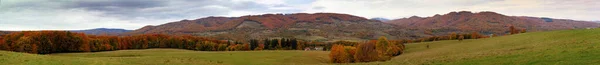 Beau Paysage Paysage Montagneux Verdoyant Sous Ciel Nuageux — Photo